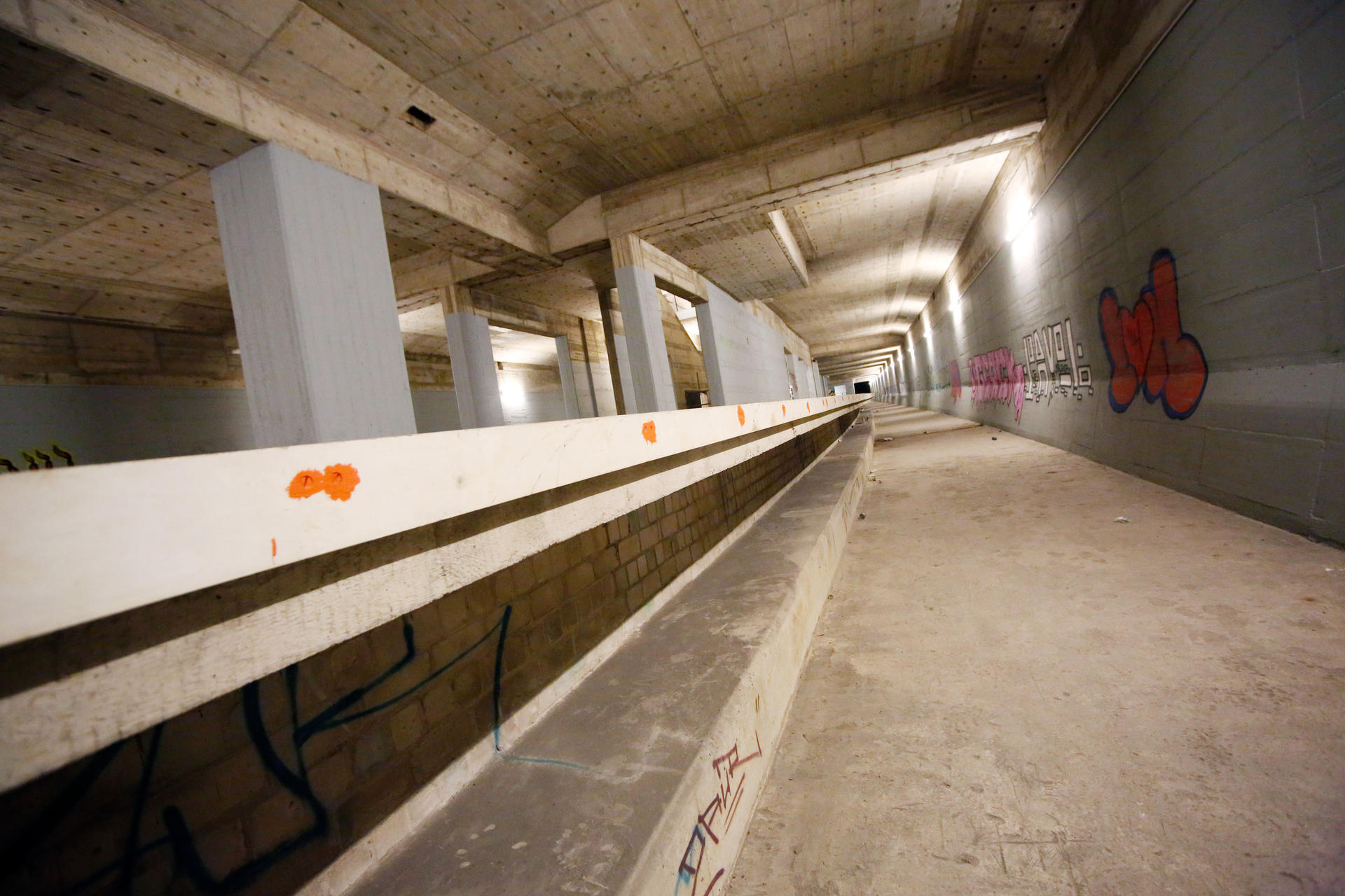 Es fährt kein Zug nach Irgendwo. Der Geisterbahnhof ist einer von zwei Bahnhofsrohbauten für die U-Bahnlinie 10, die es nur auf dem Papier gibt. 