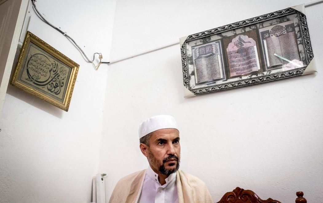 Imam Shukri Khamari verurteilt die Gewalt und versucht, eine moderate Form der Religion zu propagieren. 