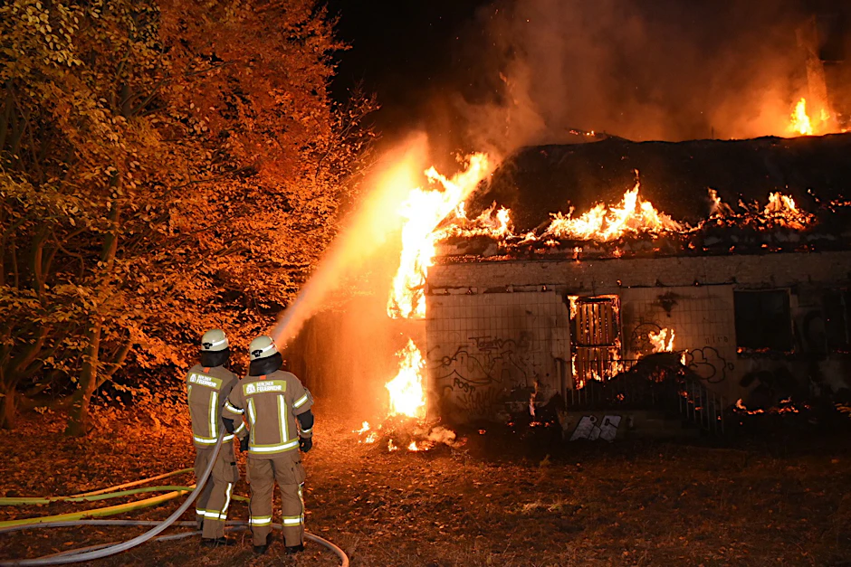 Feuerwehrleute löschen den Brand an einem ehemaligen Pumpwerk an der Onkel-Tom-Straße.