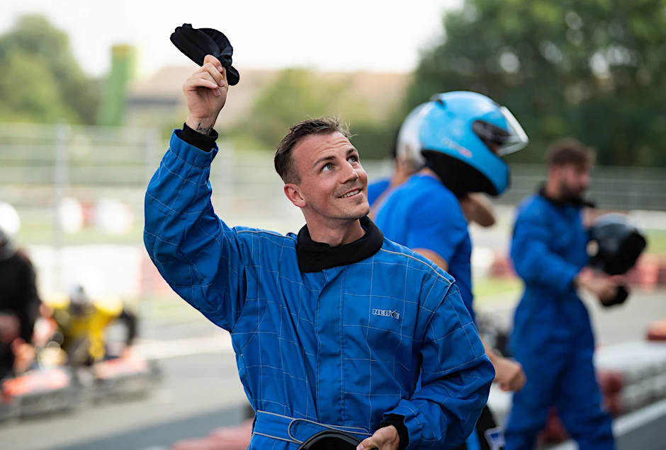 Vladimir Darida fährt als Kartfahrer  allen Hertha-Profis davon.