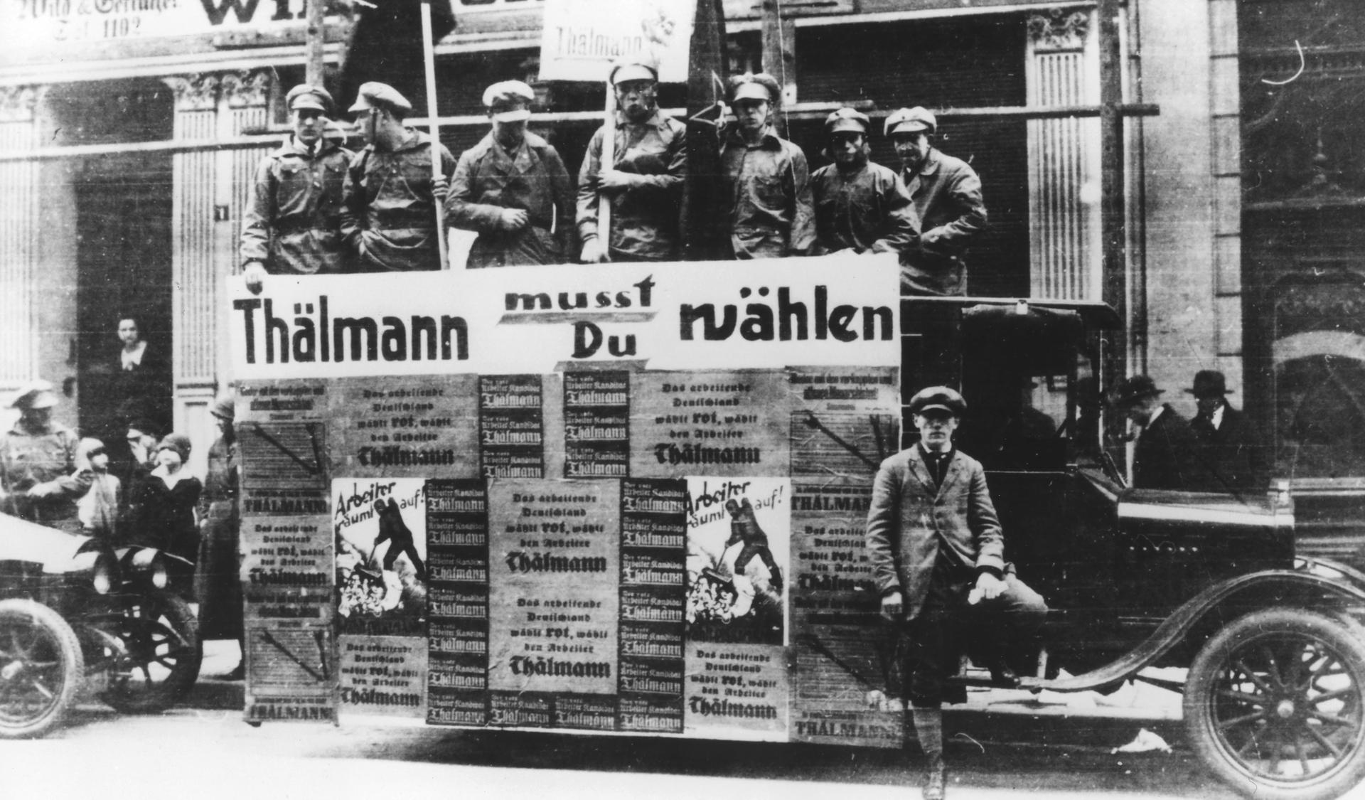 KPD-Anhänger werben zur Reichspräsidentenwahl 1925 um Stimmen für Thälmann.