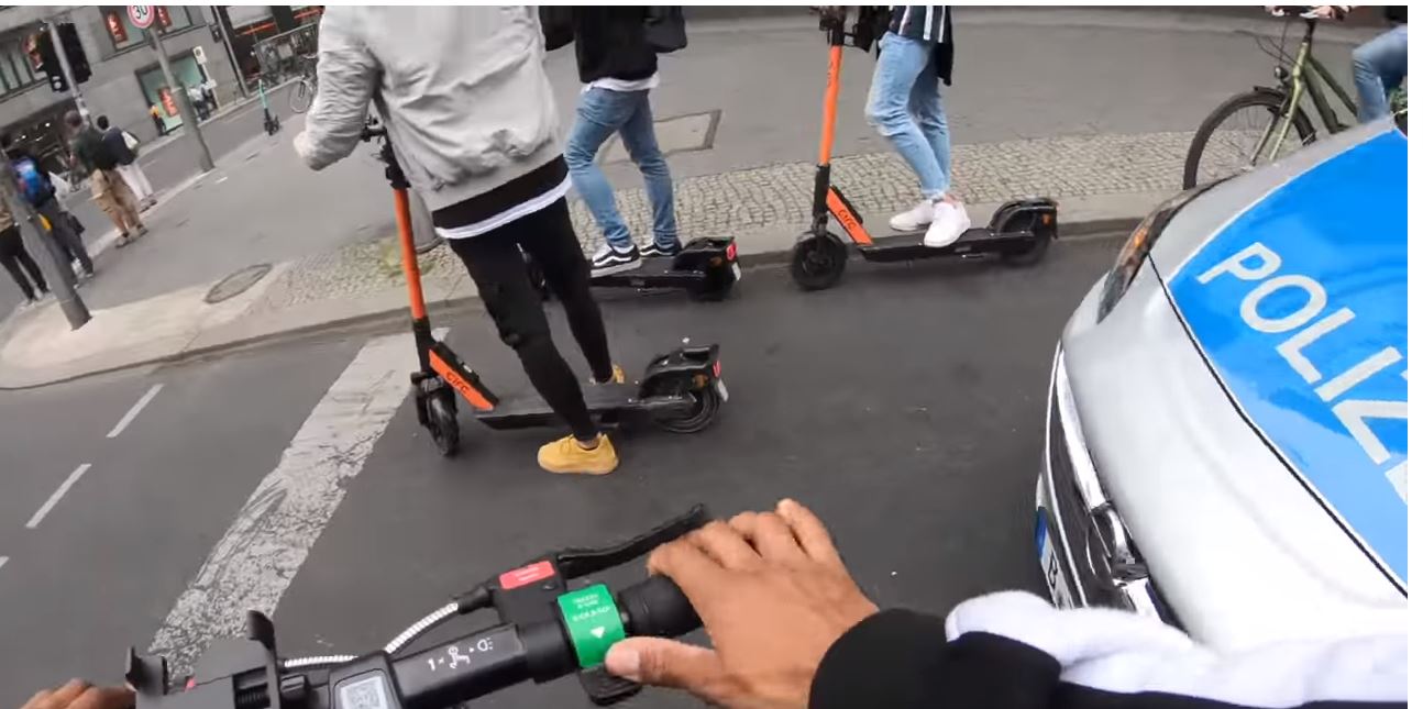 Provokant stellt sich der Jugendliche mit seinem Scooter vor einen Polizeiwagen. 