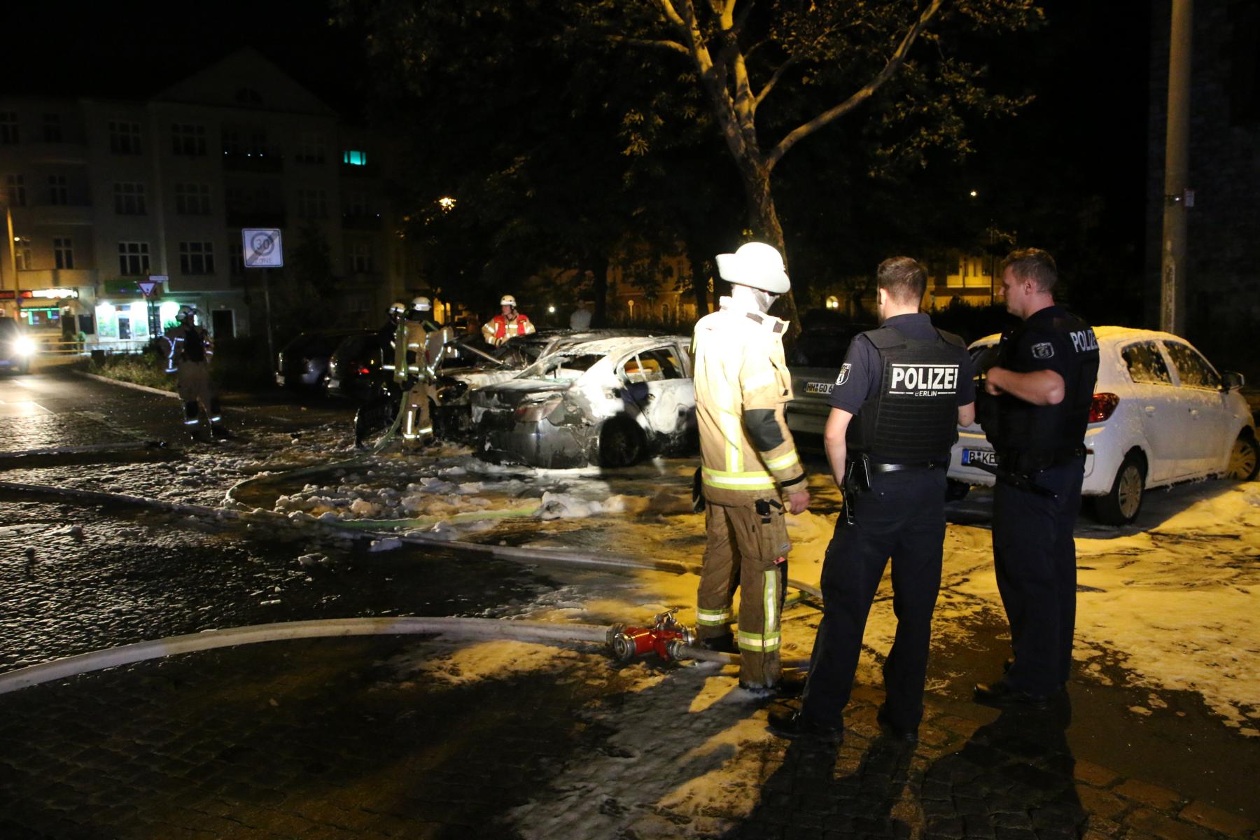 Polizei und Feuerwehr am Rodeliusplatz in Lichtenberg. 