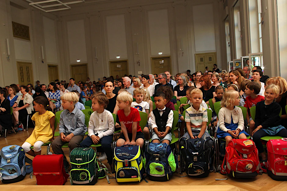 Bereit für den neuen Lebensabschnitt: Die ABC-Schützen warten gespannt auf die Schultüten.
