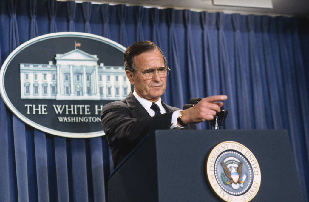 Mauerfall-Chronik: US-Präsident George Bush begrüßt bei einer Pressekonferenz im Weißen Haus die Grenzöffnung.