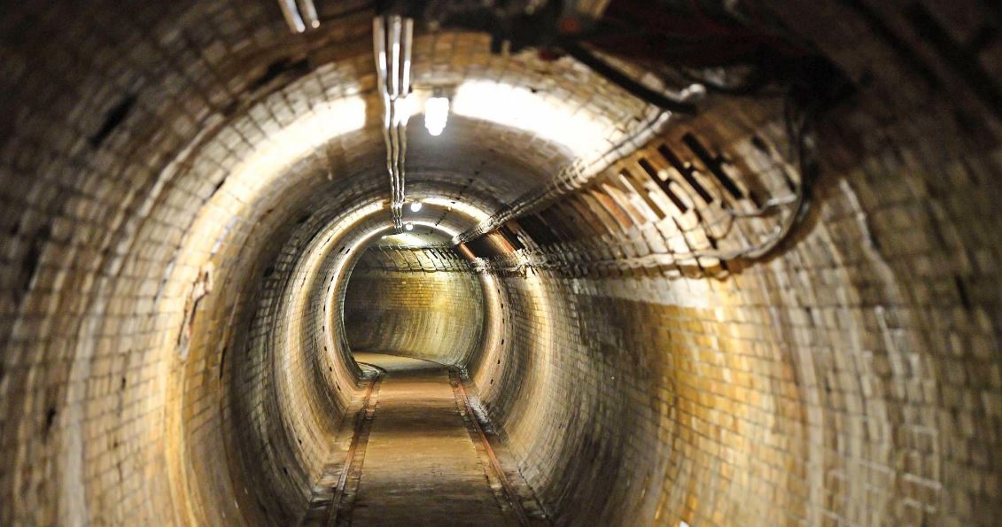 Blick in den ersten U-Bahntunnel Deutschlands: Die AEG nahm ihn 1897 als versuchstunnel in Betrieb und transportierte auf der 295 Meter langen Strecke zwischen der Großmaschinenfabrik südlich des Humboldthains und der Apparatefabrik an der Ackerstraße Arbeiter und Material. 