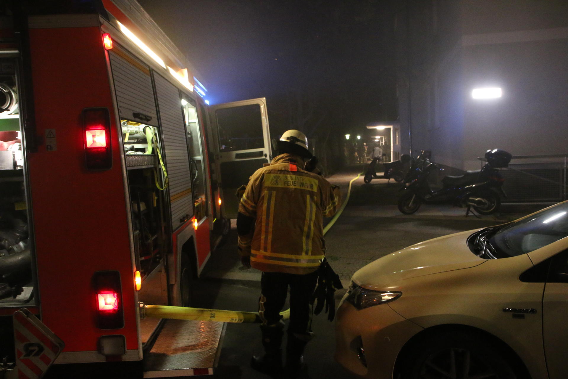 Retter an der Alten Jakobstraße in Kreuzberg.