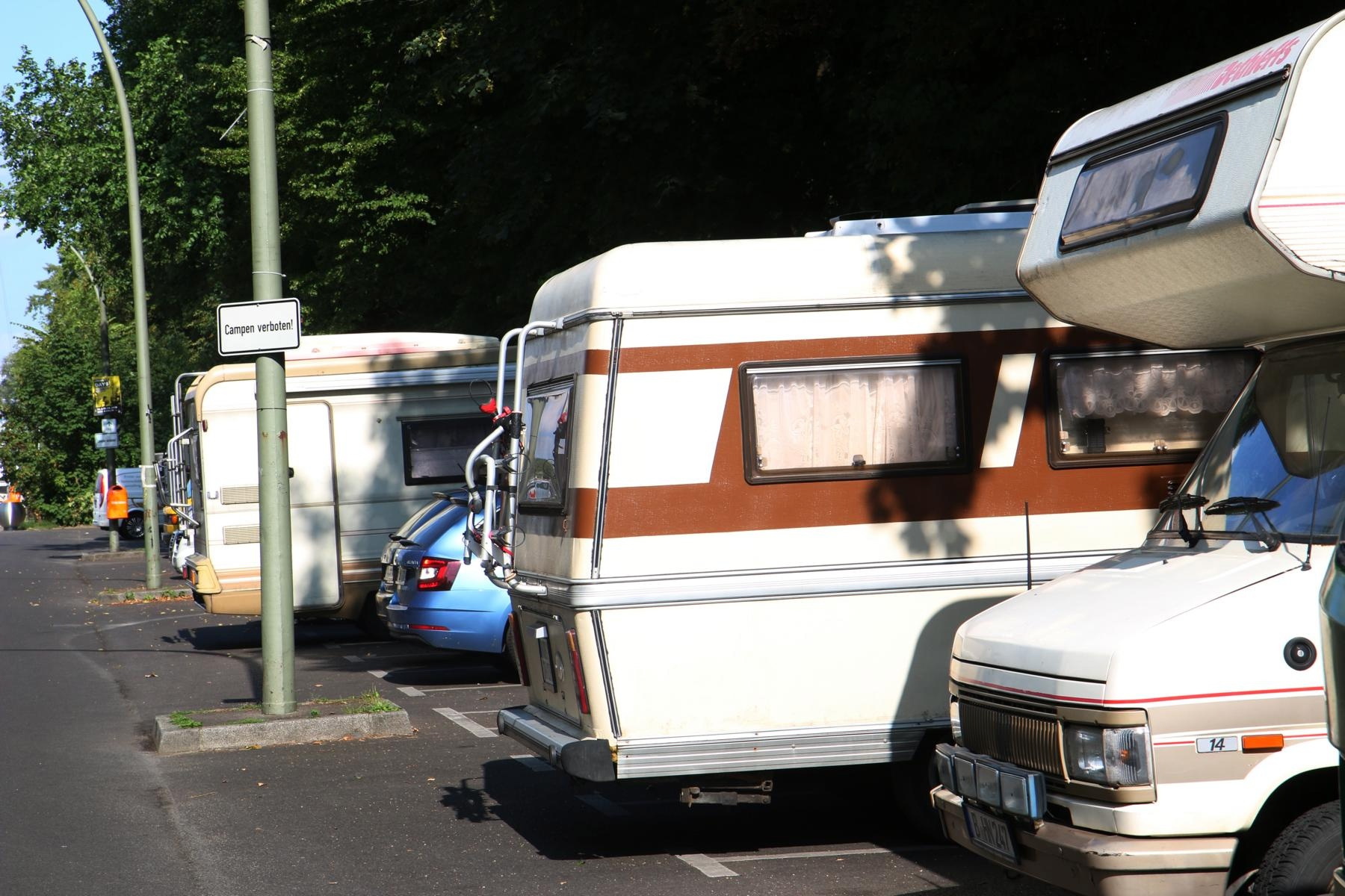 Noch vor Wochen standen in der Bulgarischen Straße bis zu 40 Wohnwagen, sagen Anlieger. Seit die Schilder hängen, sind es weniger.