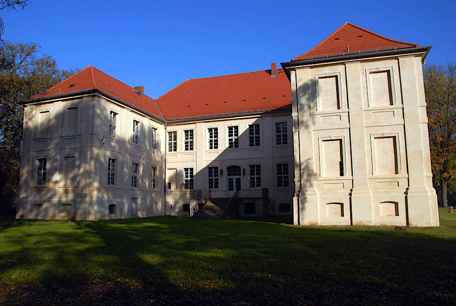 Mit einem Abschiedsfest schließt die feudale Filiale des Monbijou-Theaters, das Schloss Schwante, seine Pforten. 