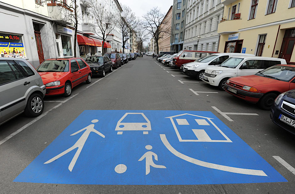 Das Verkehrschild "Spielstraße" als Bodenbemalung: Wo kein Platz für Spielplätze ist, kann man auch Straßen in Spielstraßen verwandeln. 