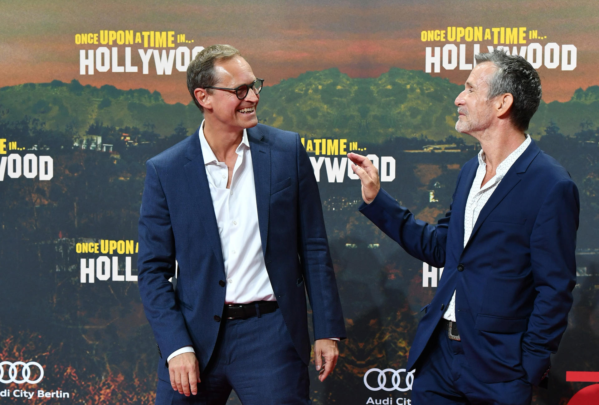 Sony Center Berlin: Berlins Regierender Bürgermeister Michael Müller (SPD) und Schauspieler Ulrich Matthes (r.) kommen zur Premiere des Films "Once upon a time in ... Hollywood".