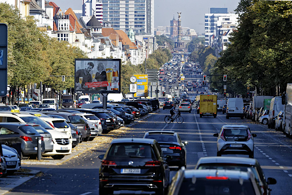 Autos, wohin das Auge blickt: Der Straßenzug Kaiserdamm/ Bismarckstraße in Charlottenburg, der Ende der 1930er-Jahre umgestaltet wurde, soll erneut sein Gesicht ändern.