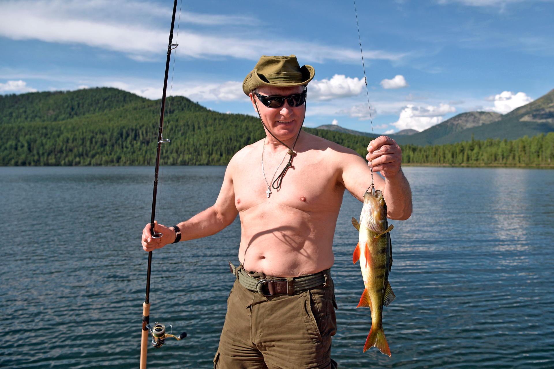 Der russische Präsident Wladimir Putin lässt sich regelmäßig beim Angeln ablichten. Hier während eines Kurzurlaubs in der sibirischen Tyva Region. 