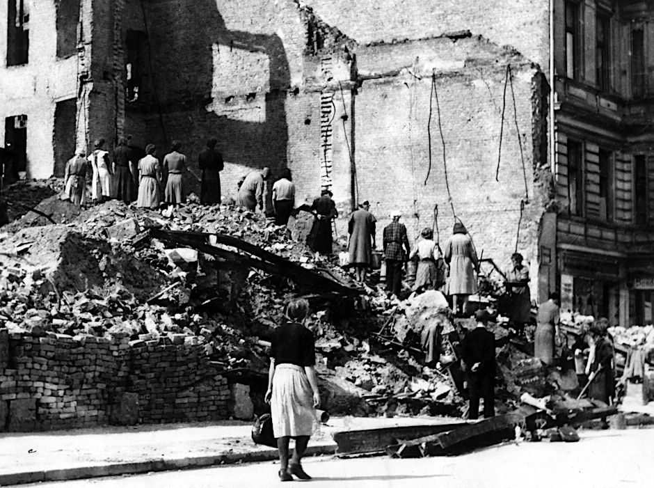 Trümmerfrauen tragen nach dem Zweiten Weltkrieg in langen Ketten Schuttberge ab. Viele von ihnen gingen in Berlin auch anschaffen, um zu überleben.
