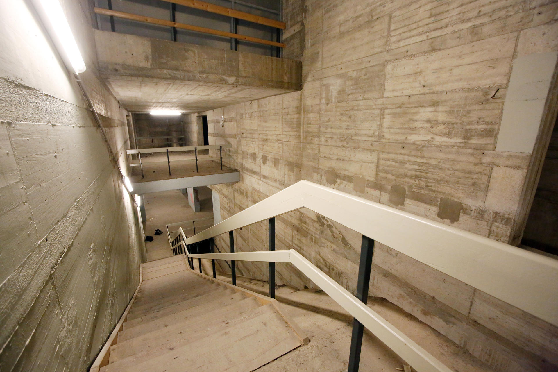 Provisorische Treppe mit Handläufen führen zum Bahnsteig der Phantomlinie U10 in 16 Metern Tiefe. 