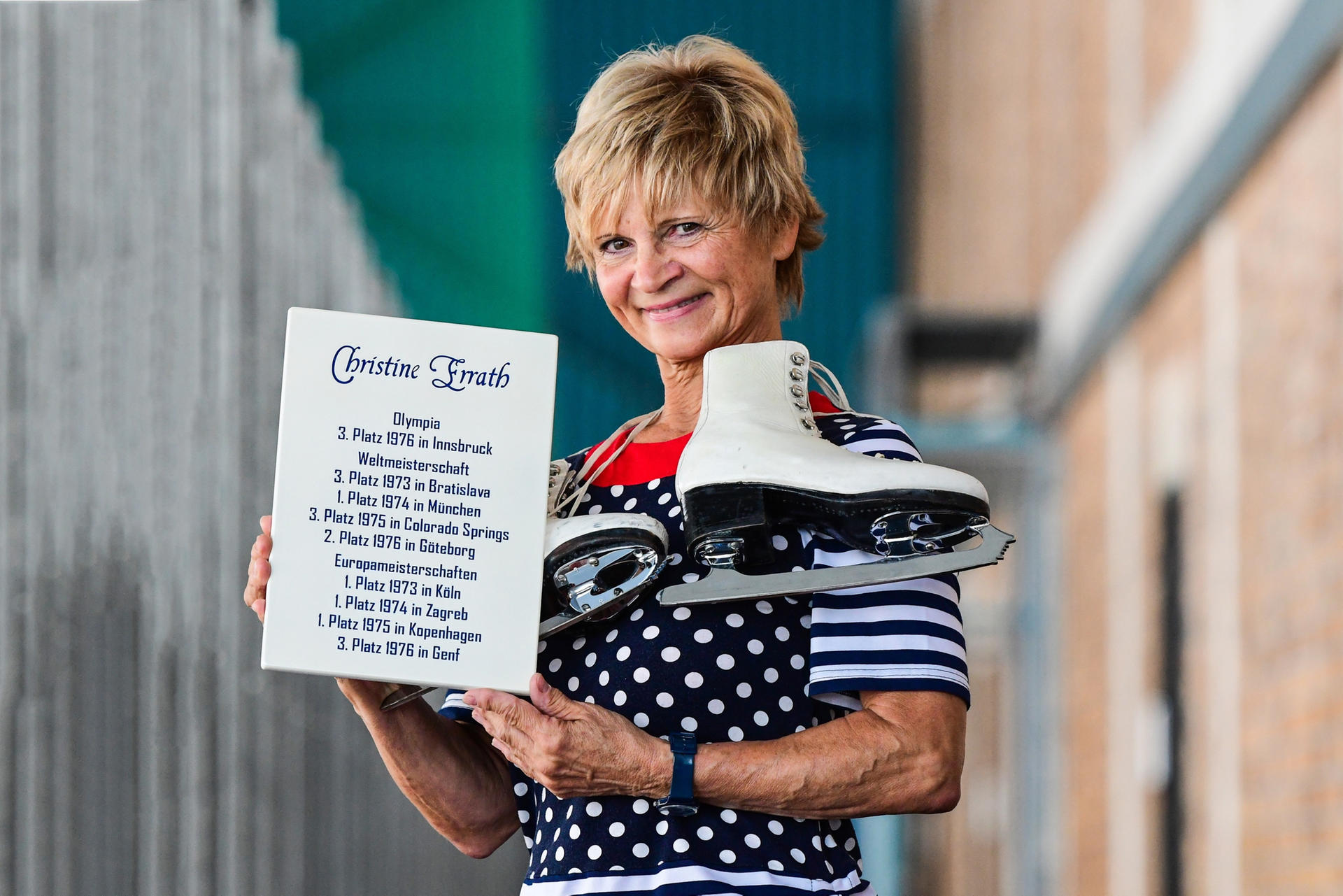 Christine Errath (62) und die Ehrentafel, die an ihre zahlreichen Titel nun im Sportforum erinnert.
