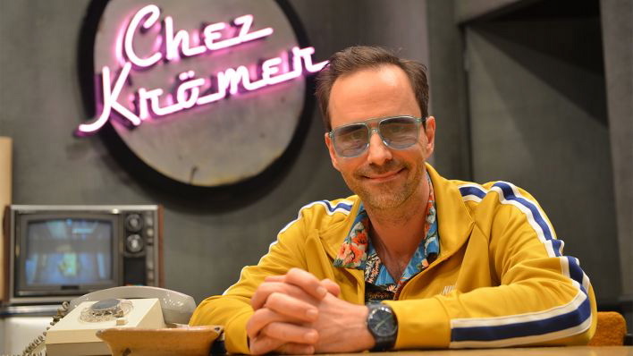 Er ist wieder im TV: Kurt Krömer in der neuen Show-Kulisse. Geblieben ist sein Gruß „Macht’s gut Nachbarn!“