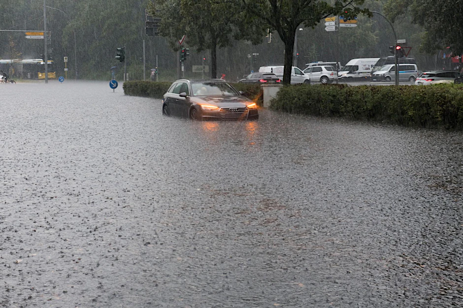 Ein Auto steht am Freitagnachmittag unter Wasser.