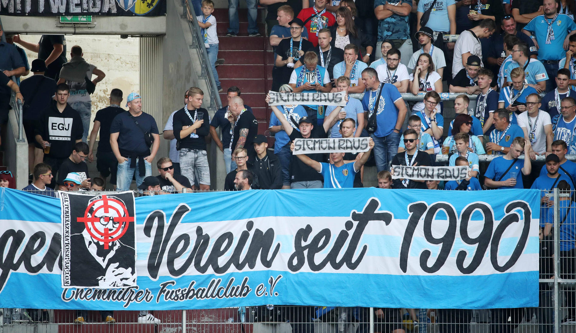 Radikaler Protest: Chemnitz-Fans zeigen beim Spiel gegen Halle Insolvenzverwalter Klaus Siemon als Zielscheibe.