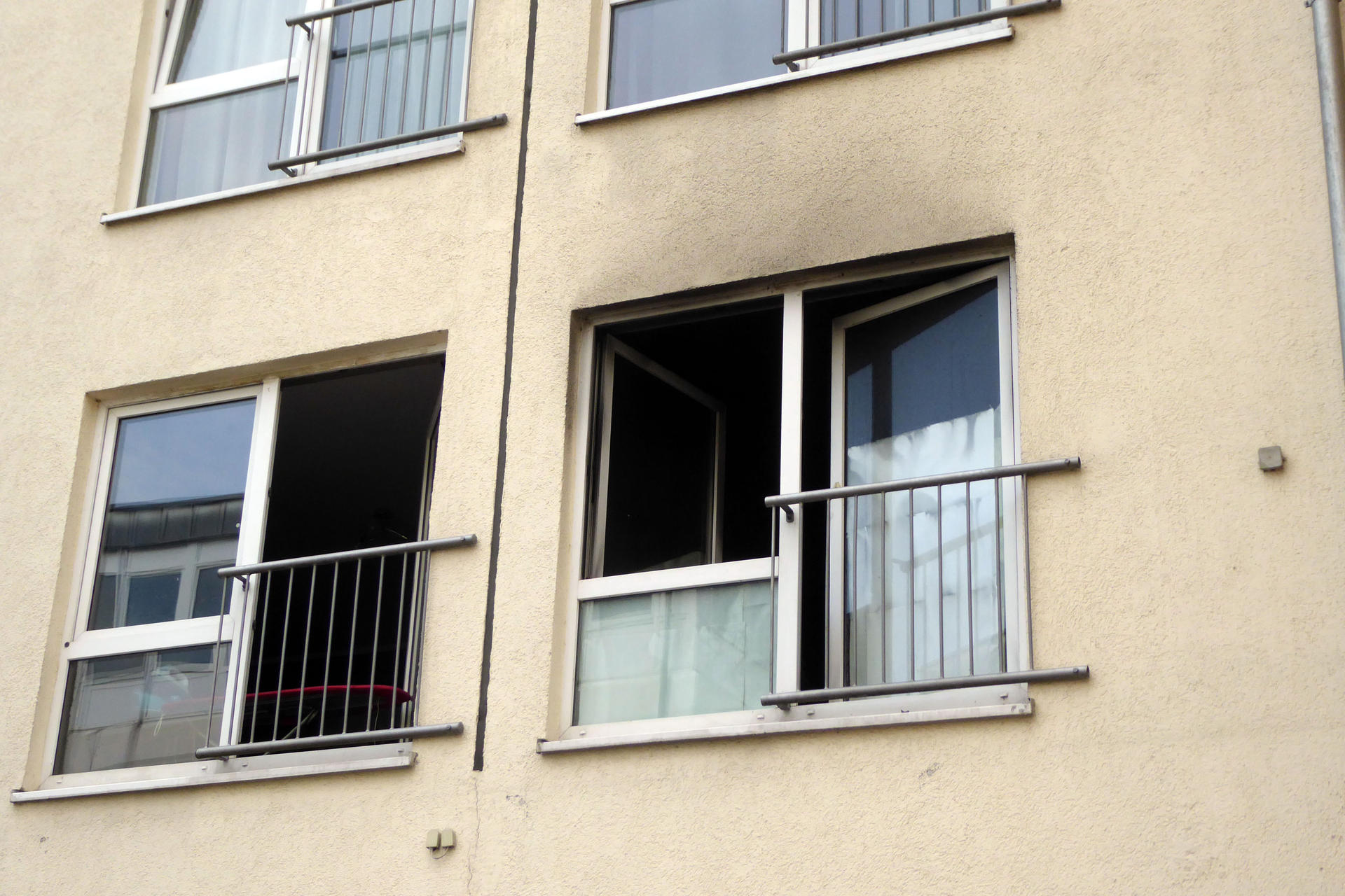 Die geöffneten Fenster einer weiteren ausgebrannten Wohnung.