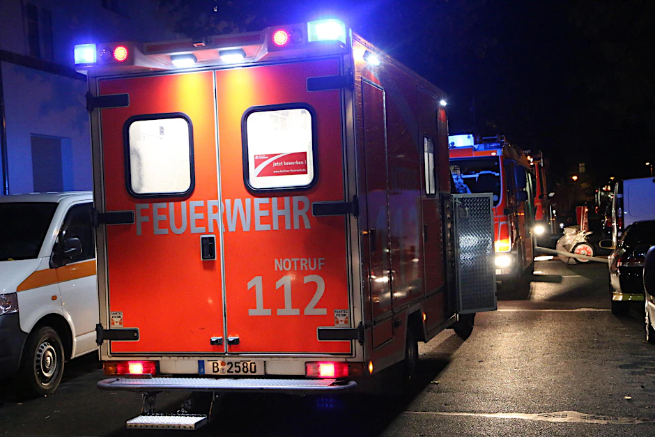 Rettungskräfte in der Spandauer Straße in der Nacht zu Freitag