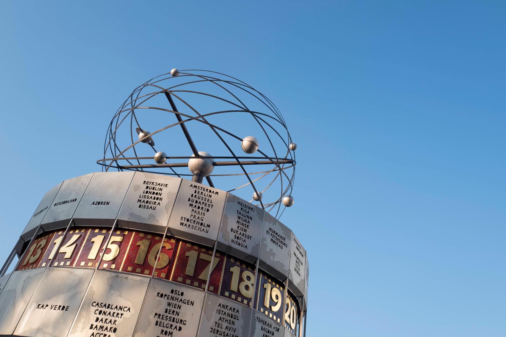 Weltzeituhr Am Alexanderplatz In Berlin Wird 50 Jahre: Designer Erich ...