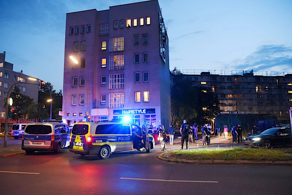 An dem Einsatz waren Beamte einer Einsatzhundertschaft, MEK und mehrere Polizeiabschnitte beteiligt. 