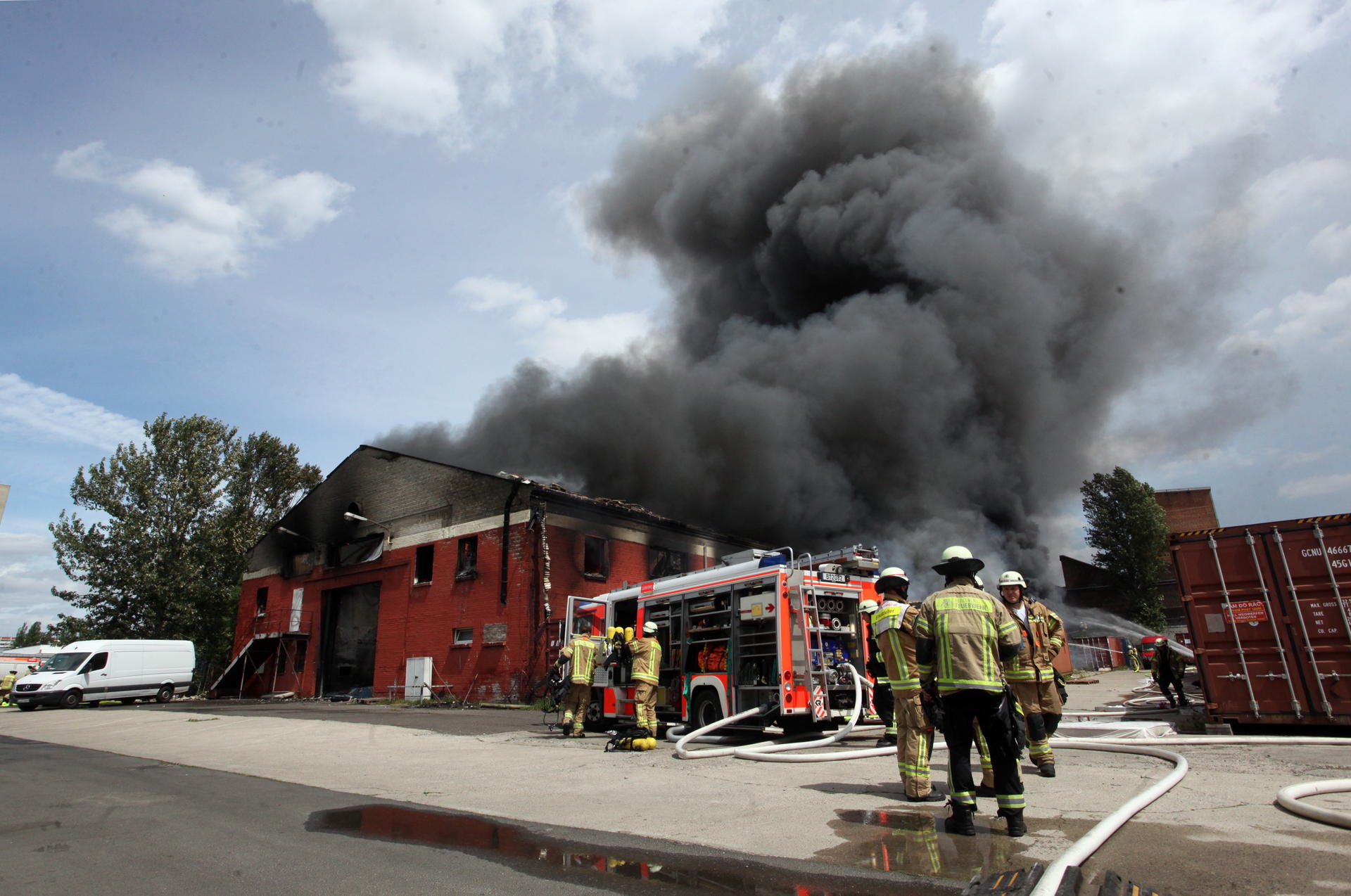 Im Dong Xuan Center benötigten 250 Feuerwehrleute mehrere Stunden zum Löschen. 