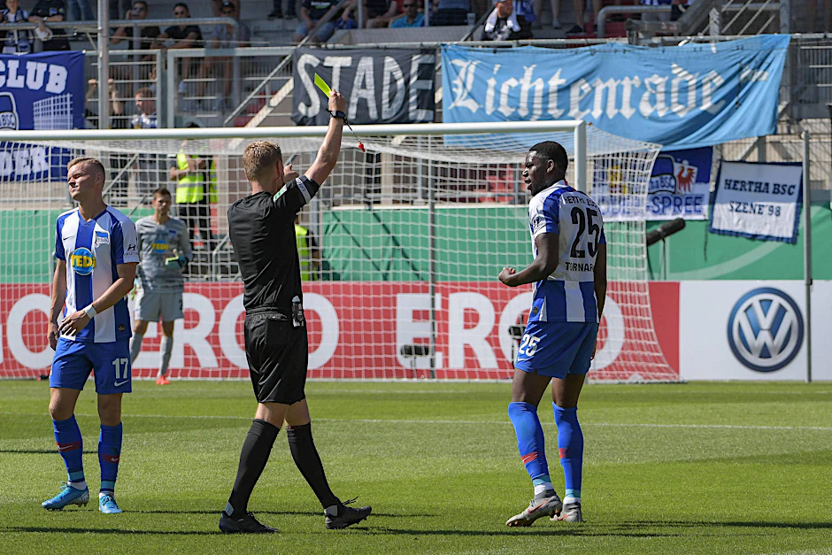 Jordan Torunarigha sieht in Ingolstadt früh die Gelbe Karte.