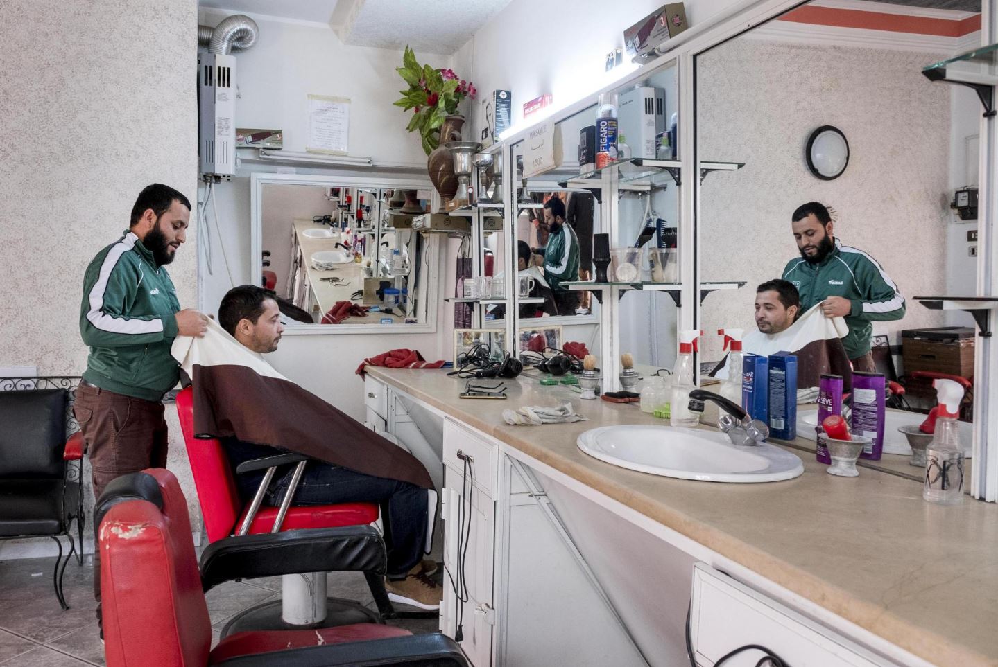 Walid Burawi arbeitet in Oueslatia als Friseur. 
