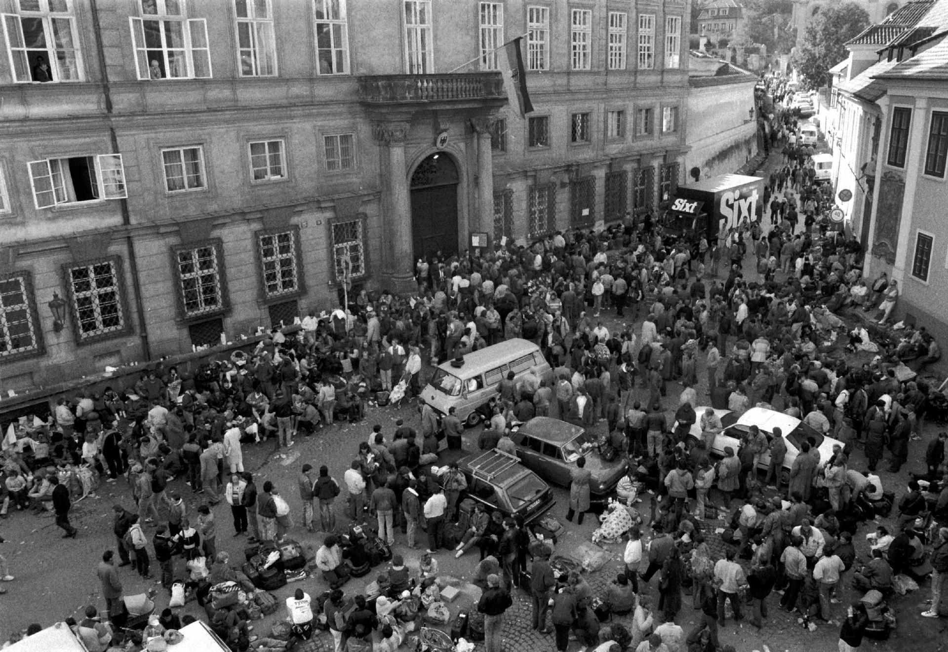 Mauerfall-Chronik: Mit Kind und Kegel, Hunderte DDR-Flüchtlinge campieren im Oktober 1989 vor der westdeutschen Botschaft in Prag. 