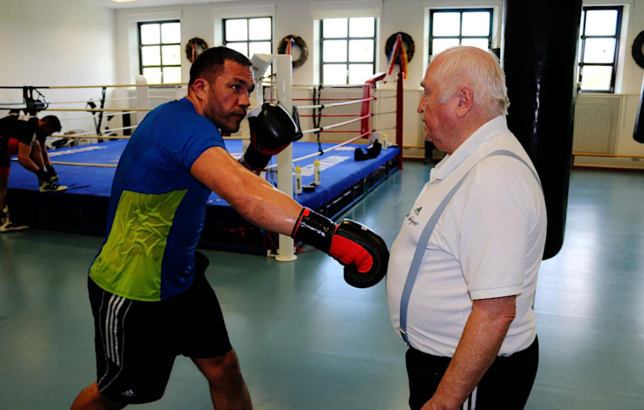 Hat im Berliner Gym schon viele Boxer (hier Kubrat Pulev) besser gemacht: Trainer Ulli Wegner