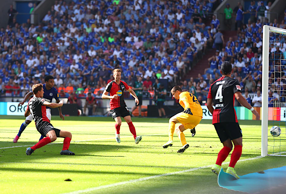 Herthas erstes Eigentor auf Schalke: Niklas Stark (l.) überwindet Rune Jarstein zum 1:0 für S04.
