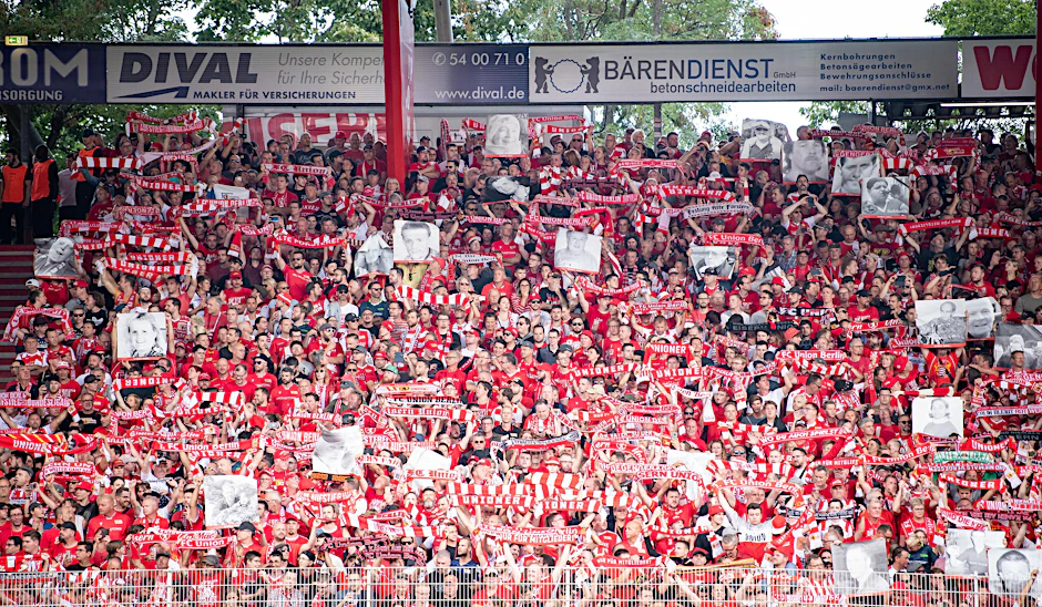 Die Unioner Fans machten das Spiel zum Spektakel. Auch mit der Aktion um die verstorbenen Unioner, die auf Bannern im Stadion dabei waren.