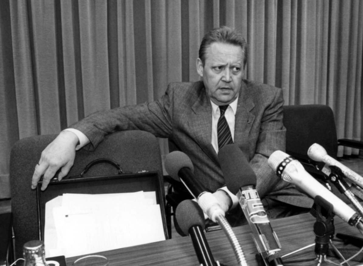 Mauerfall-Chronik: Ein gestresstes Gesicht macht Günter Schabowski bei der Pressekonferenz am Abend des 9. November 1989. 