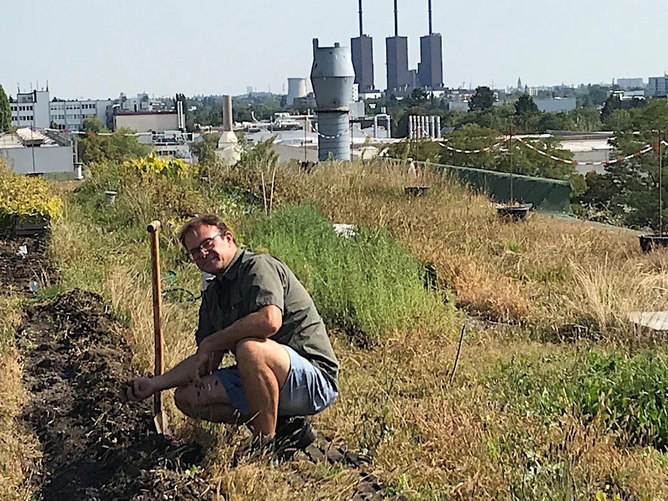 Andreas Frädrich auf dem Dach des Goerzwerks inmitten seines Meer-Gemüses. 
