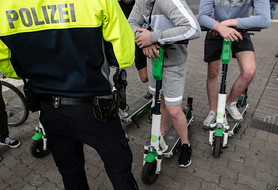Die Verbände fordern mehr Kontrollen der Roller-Nutzer durch die Polizei.