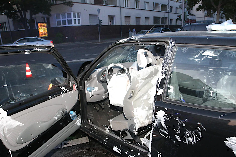 Der völlig verschmierte Unfallwagen. 