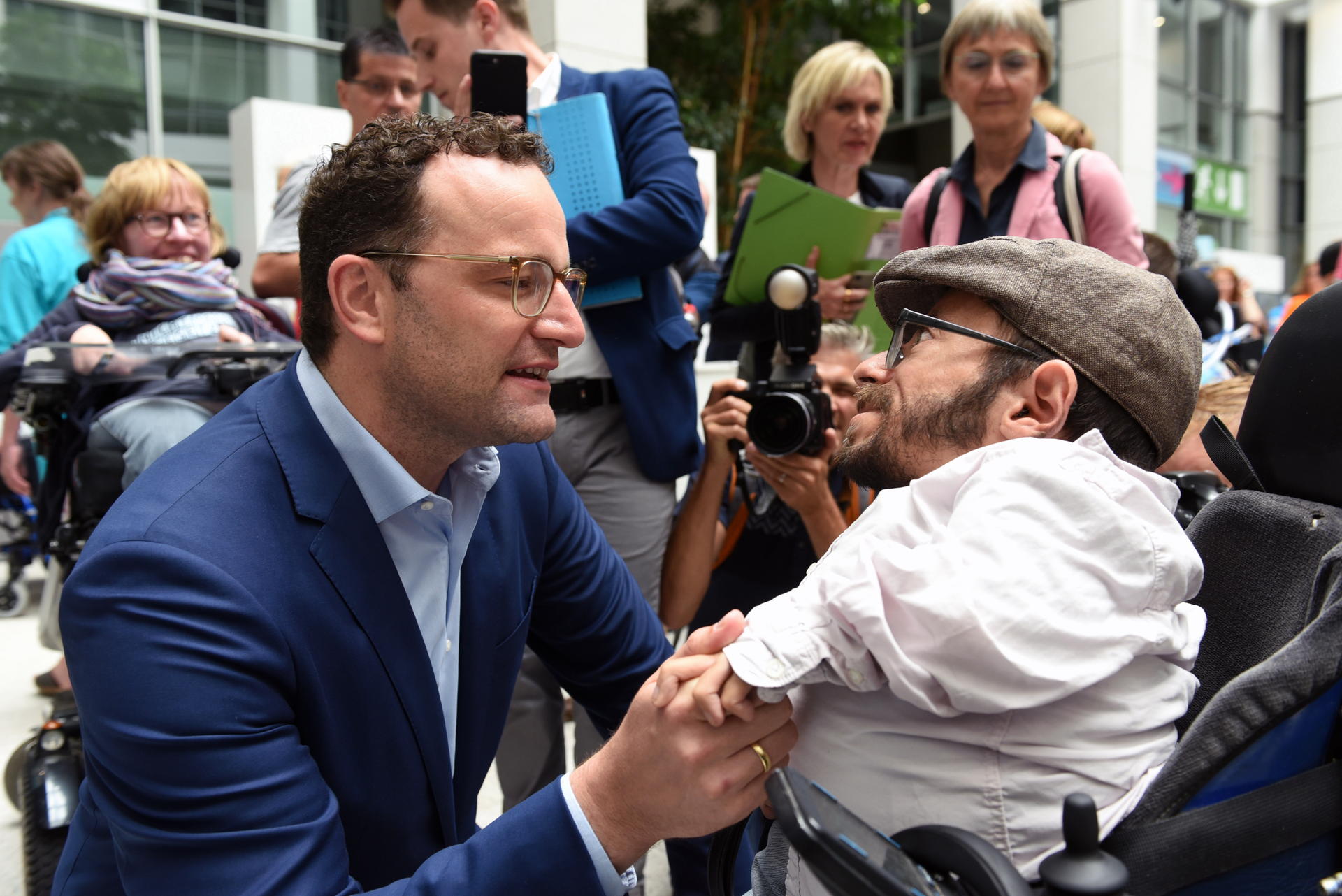 Gesundheitsminister Jens Spahn und Raul Krauthausen.