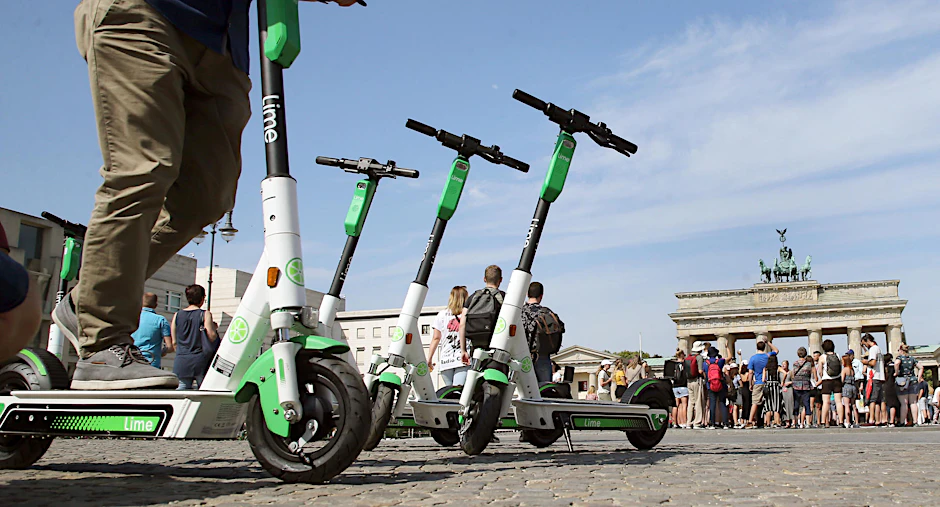 Beliebt bei Touristen: Vor der Kulisse des Brandenburger Tors parken E-Tretroller auf dem Pariser Platz.