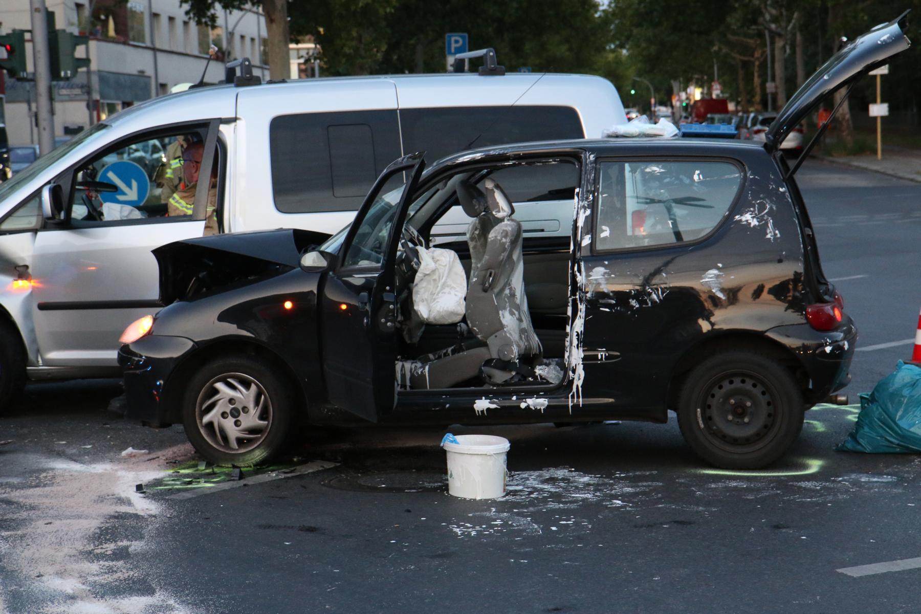 Die beiden kollidierten Fahrzeuge, davor der Farbeimer. 