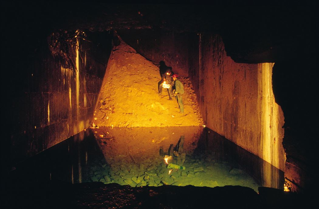 Flakturm Humboldthain (1998): Die Ruine ist begraben unter 1,5 Millionen Kubikmetern Trümmerschutt. Das Foto zeigt eine teils unter Wasser stehende Munitionskammer. Der Verein Berliner Unterwelten macht dort Führungen.