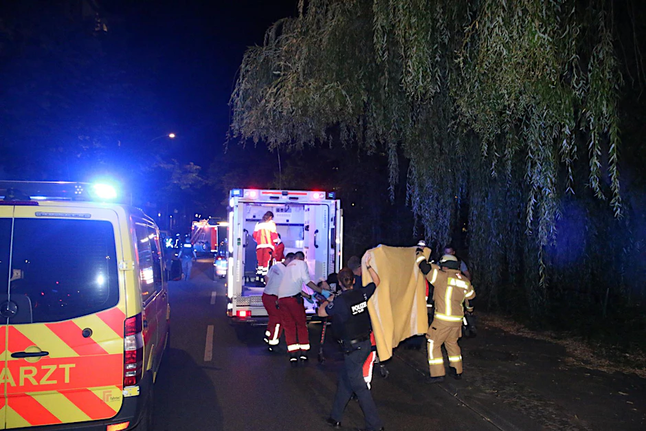 Landwehrkanal in Kreuzberg: Rettungskräfte transportieren den Mann ab.