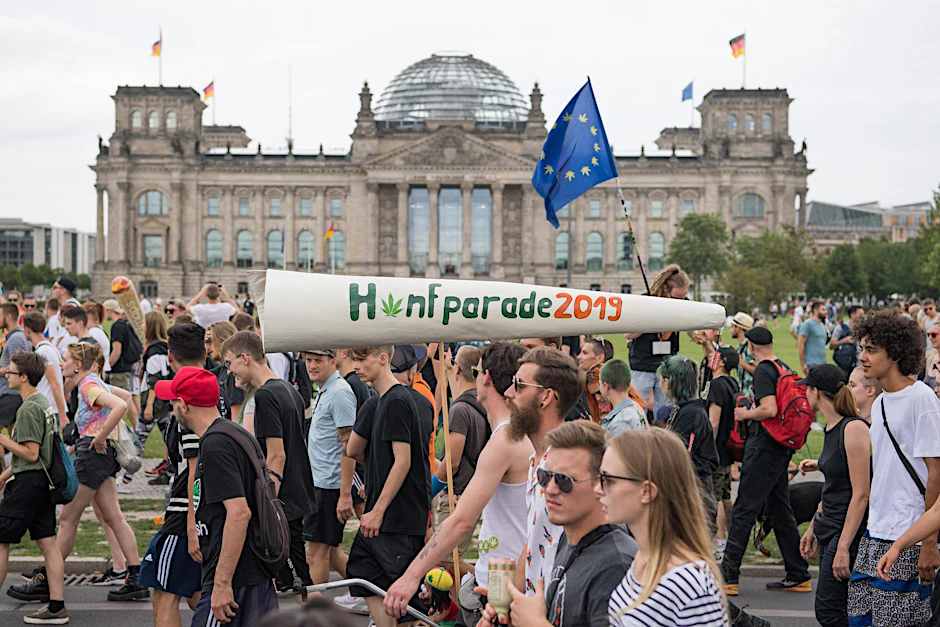 Es sollte eine friedliche Parade werden, doch drei Männer tanzten aus der Reihe (Symboldbild).