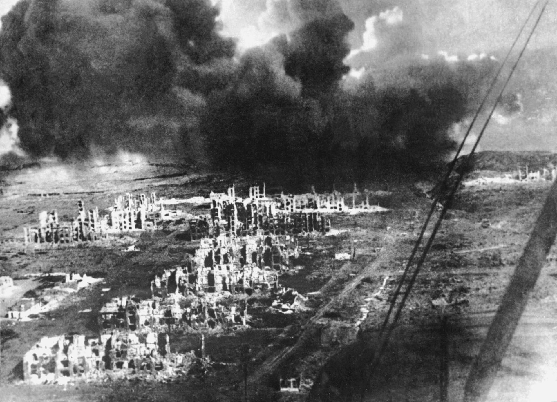 Stalingrad - Stalingrab: Diese Luftaufnahme von der Stadt an der Wolga stammt vom 2. Februar 1943, dem Tag, an dem die letzten deutschen Verbände die Waffen strecken.