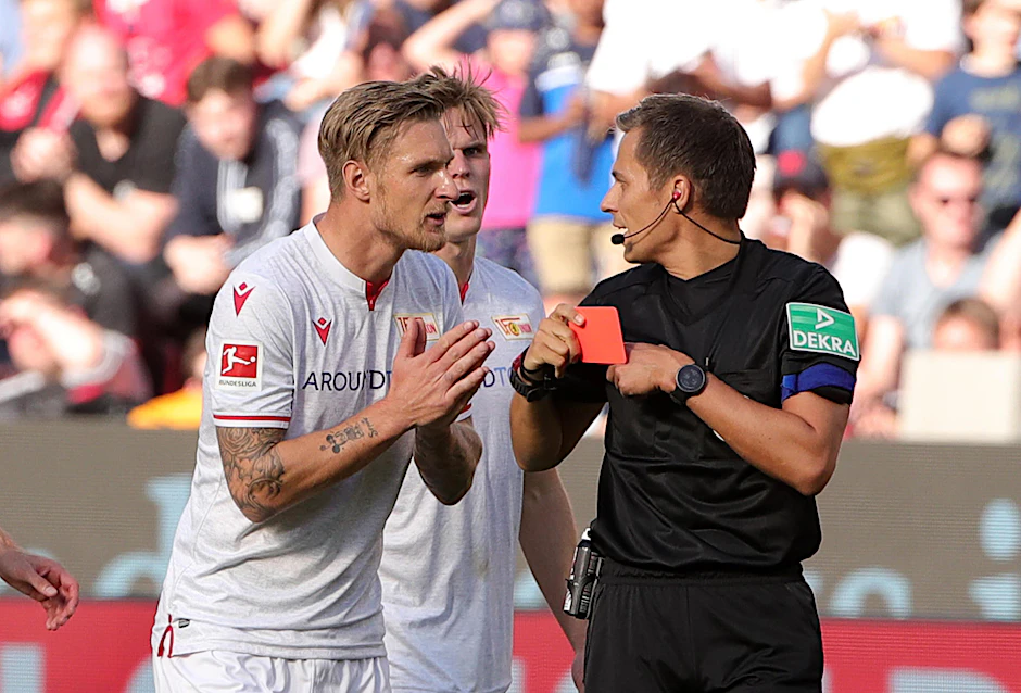 Da hilft auch kein Flehen: Schiri Robert Hartmann schickt Sebastian Polter in Leverkusen mit Rot raus.