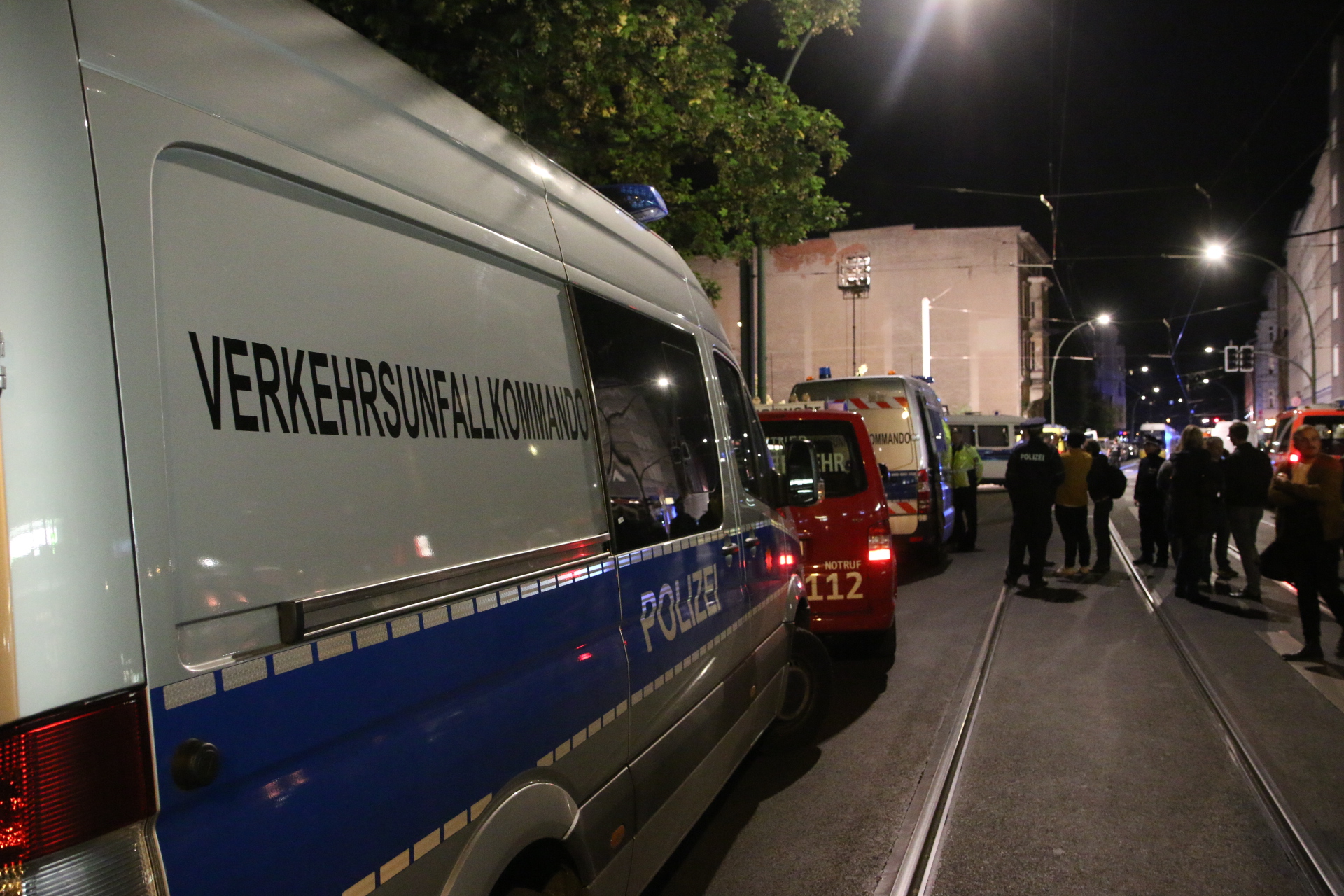 Gutachter und Verkehrsunfallkommando sind an der Unfallstelle eingetroffen.