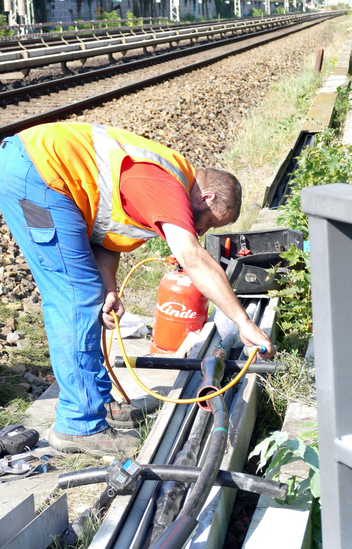 Mitarbeiter reparieren die Kabelschäden nach dem Anschlag  auf Kabelanlagen der Bahn im Großraum des S-Bahnhofes Karlshorst. 