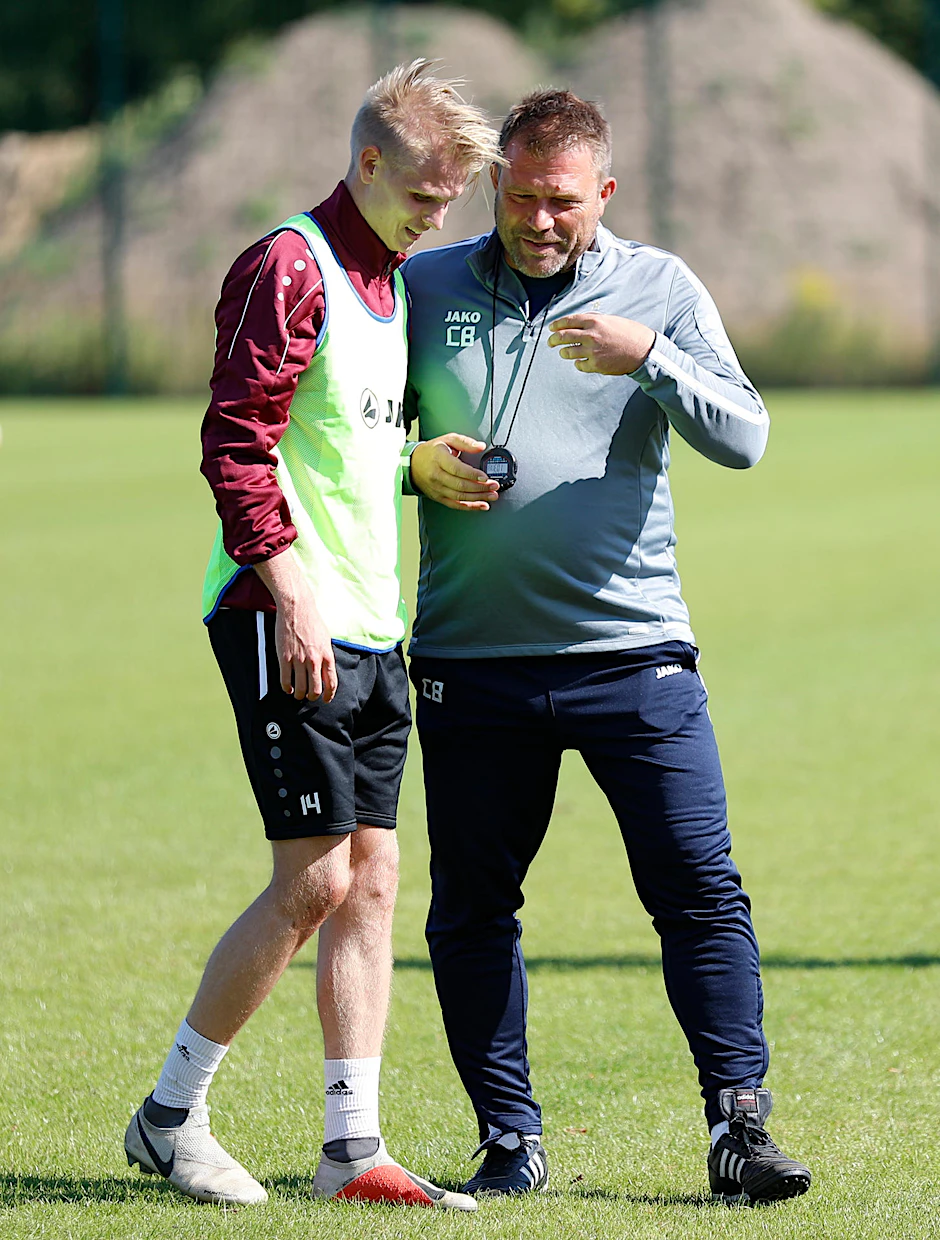 Trainer Christian Benbennek kümmert sich gleich intensiv um den neuen, alten Dynamo Joey Breitfeld.