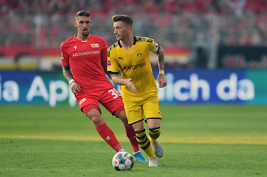 Unions Robert Andrich (l.) sieht genau, wovor Dortmunds Marco Reus die Augen verschließt.